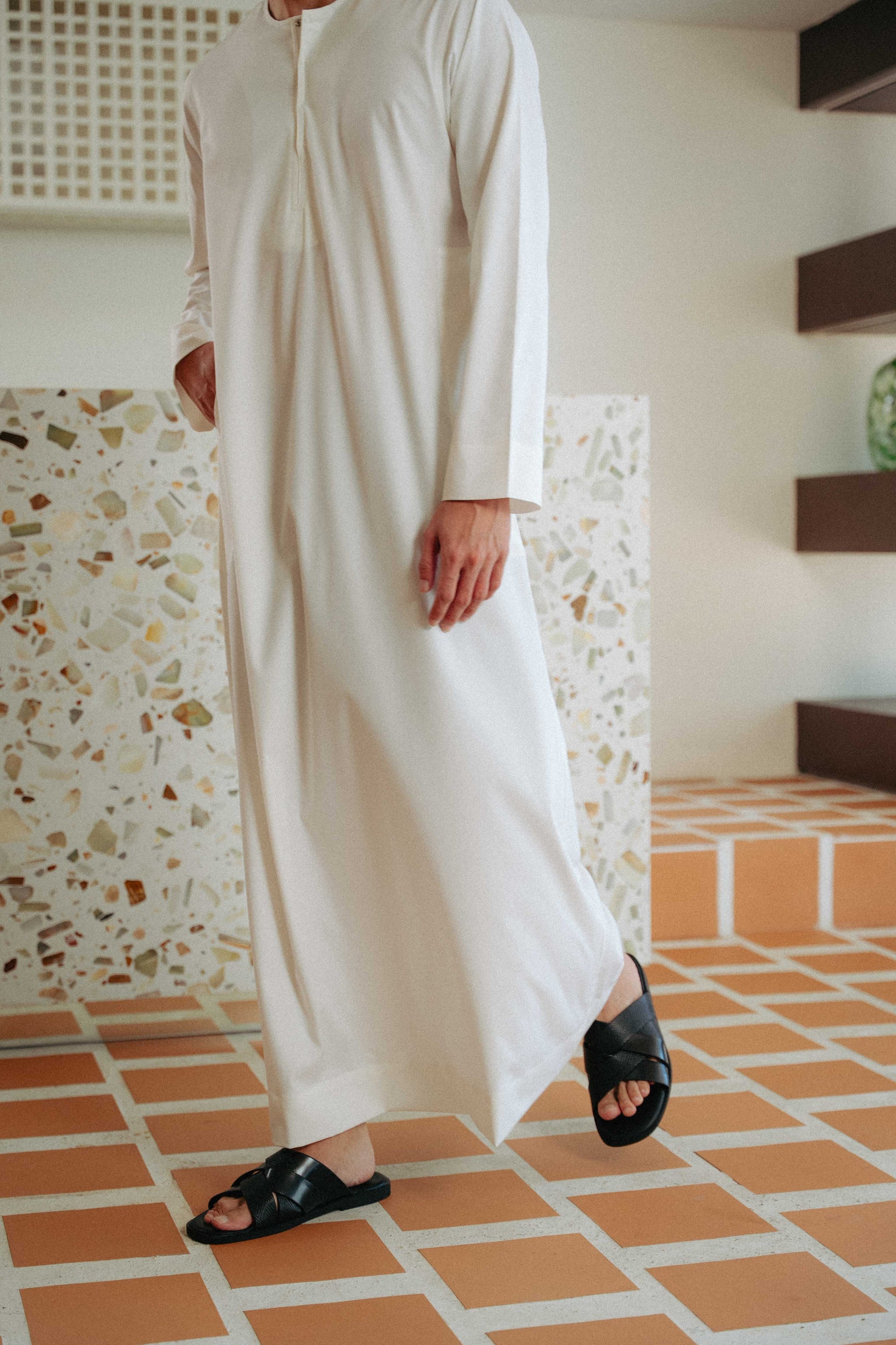 Eidrees Thawb in Porcelain